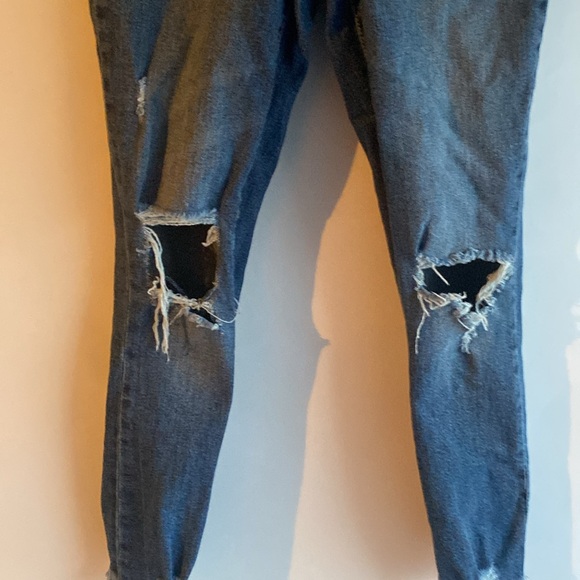 Kendall and Kylie, the relaxed, skinny jeans, distressed, and ripped - Picture 2 of 8